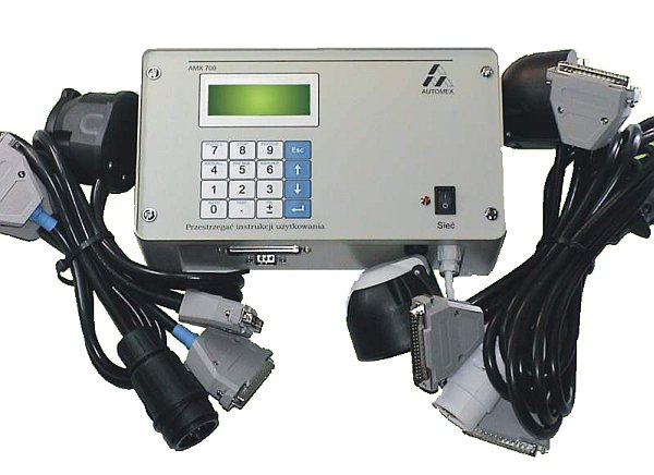 Przyrząd do kontroli złącza elektrycznego pojazdu i przyczepy